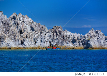 浄土ヶ浜・浄土ヶ浜のランドマーク、剣の山の至近を進む観光さっぱ船・東北・岩手県宮古市(2) 83311554