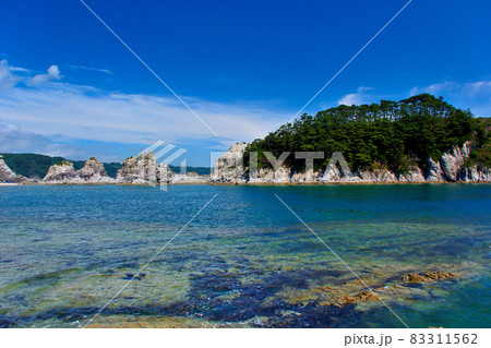 浄土ヶ浜・海水浴場の脇に並ぶ、鷹岩と周囲の奇岩・東北・岩手県宮古市(1) 浄土ヶ浜・海水浴場の脇に並ぶ、鷹岩と周囲の奇岩・東北・岩手県宮古市(1) 83311562
