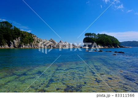 浄土ヶ浜・砥石浜の遊歩道から眺める剣の山と日出島の風景・東北・岩手県宮古市 83311566