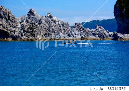 浄土ヶ浜・穏やかな日出島から荒々しい剣の山へ移動するさっぱ船・東北・岩手県宮古市(3) 浄土ヶ浜・穏やかな日出島から荒々しい剣の山へ移動するさっぱ船・東北・岩手県宮古市(3) 83311576