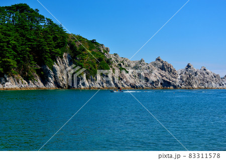 浄土ヶ浜・象徴的な剣の山に沿って進むさっぱ船・東北・岩手県宮古市(1) 浄土ヶ浜・象徴的な剣の山に沿って進むさっぱ船・東北・岩手県宮古市(1) 83311578