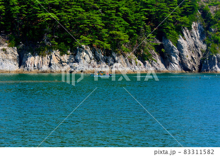 浄土ヶ浜・浄土ヶ島の前に停泊して漁師さんの説明を受けるさっぱ船の眺め・東北・岩手県宮古市(1) 浄土ヶ浜・浄土ヶ島の前に停泊して漁師さんの説明を受けるさっぱ船の眺め・東北・岩手県宮古市(1) 83311582