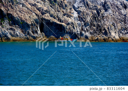 浄土ヶ浜・剣のような鋭い印象の剣の山と、その大きさに圧倒されて進むさっぱ船・東北・岩手県宮古市(5) 浄土ヶ浜・剣のような鋭い印象の剣の山と、その大きさに圧倒されて進むさっぱ船・東北・岩手県宮古市(5) 83311604