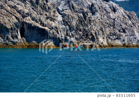 浄土ヶ浜・剣のような鋭い印象の剣の山と、その大きさに圧倒されて進むさっぱ船・東北・岩手県宮古市(6) 83311605
