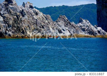 浄土ヶ浜・剣のような鋭い印象の剣の山と、その大きさに圧倒されて進むさっぱ船・東北・岩手県宮古市(8) 浄土ヶ浜・剣のような鋭い印象の剣の山と、その大きさに圧倒されて進むさっぱ船・東北・岩手県宮古市(8) 83311607