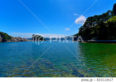 浄土ヶ浜・砥石浜から眺める浄土ヶ島と日出島、浜側の遊歩道・東北・岩手県宮古市(1) 83311617