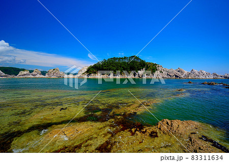 浄土ヶ浜・まるで極楽浄土、砥石浜から眺める浄土ヶ浜の全景と青い空・東北・岩手県(5) 83311634