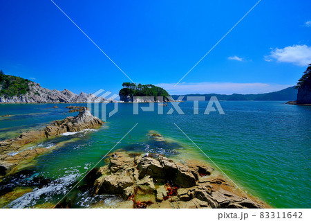 浄土ヶ浜・穴崎から日出島へ進むさっぱ船を、砥石浜から眺める・東北・岩手県(4) 83311642