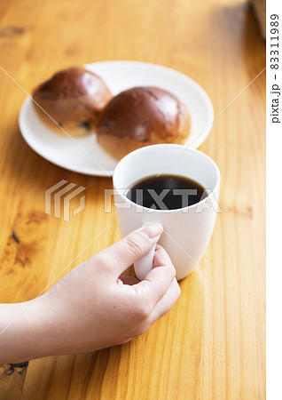 マグカップを持つ女性の手元 83311989