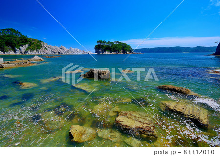 浄土ヶ浜・砥石浜の荒々しい海面と、遠くに見える日出島・東北・岩手県宮古市(1) 83312010