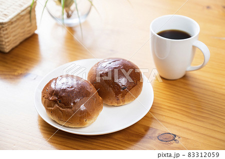 レーズンロールとコーヒー レーズンロールとコーヒー 83312059