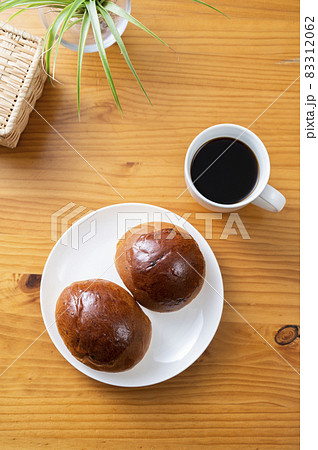 レーズンロールとコーヒー レーズンロールとコーヒー 83312062