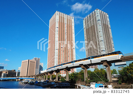 芝浦の高層ビルを背景に走る東京モノレール 83312745