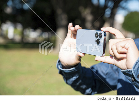 スマホで撮影する男性の手元 スマホで撮影する男性の手元 83313233