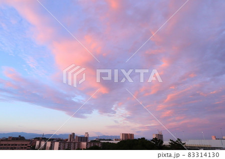 ピンクの雲が美しい秋の朝の空 広がる雲 ピンクの雲が美しい秋の朝の空 広がる雲 83314130