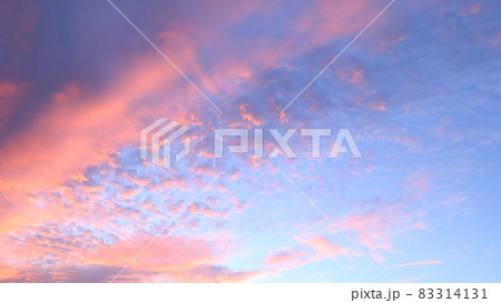 ピンクの雲が美しい秋の朝の空 広がる雲 空のみ 83314131