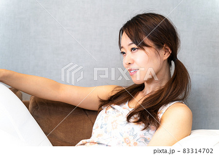 自宅でくつろぐ女性 83314702