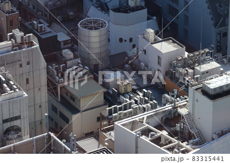 雑居ビル群の屋上の空調設備 雑居ビル群の屋上の空調設備 83315441