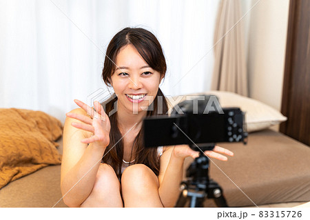 動画を撮影する若い女性 動画を撮影する若い女性 83315726