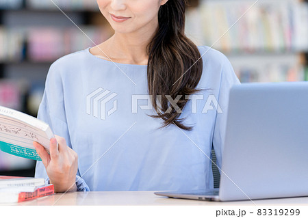 本を貸し出す図書館司書 撮影協力:中央工学校附属日本語学校 本を貸し出す図書館司書 撮影協力:中央工学校附属日本語学校 83319299