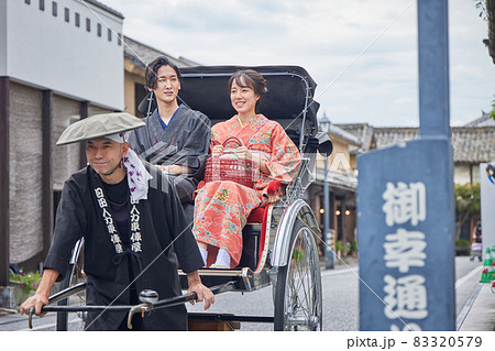 日田市豆田町を人力車で観光する若いカップル　【撮影協力 日田市観光協会】 83320579