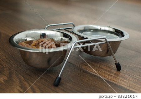 Wet food for dogs and cats in a bowl close up Wet food for dogs and cats in a bowl close up 83321017