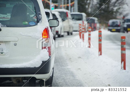 交通イメージ　雪道の渋滞 83321552