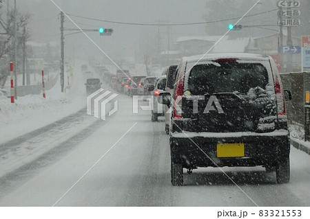 交通イメージ　雪道の渋滞 83321553