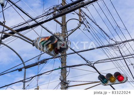 街中の電柱と電線と信号機 街中の電柱と電線と信号機 83322024