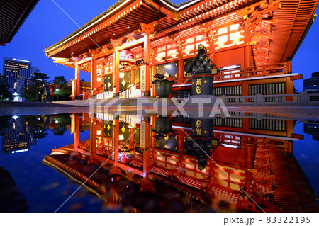 台風通過時の浅草寺本堂、畳まれた大提灯 台風通過時の浅草寺本堂、畳まれた大提灯 83322195