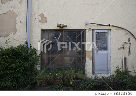 割れた窓のある廃墟となった建物/退去し無人となった事務所/ 割れた窓のある廃墟となった建物/退去し無人となった事務所/ 83323356