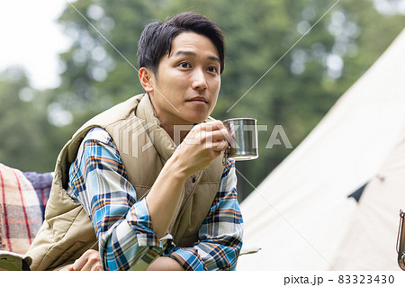 キャンプを楽しむ若い男性 83323430