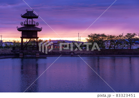 奈良県田原本町 夕方の唐古 鍵遺跡史跡公園の復元楼閣と唐子池の写真素材