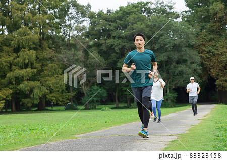 ランニングをする若い人々 ランニングをする若い人々 83323458