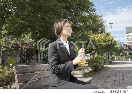 味覚障害の女性　 83323464