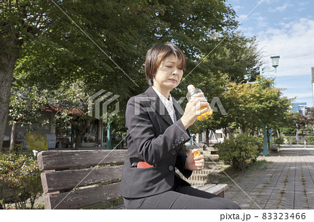 味覚障害の女性　 83323466