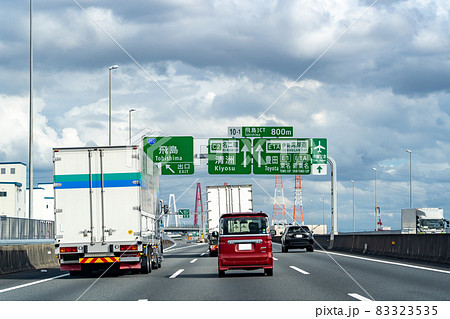 愛知県飛島村　飛島ジャンクションを走行中のトラックと乗用車 83323535