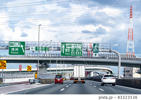愛知県飛島村　飛島ジャンクションを走行中のトラックと乗用車 83323536