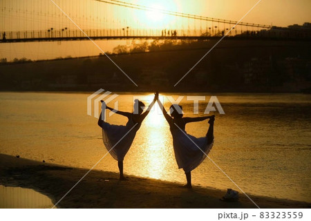 シルエット女性がヨガをしている 83323559