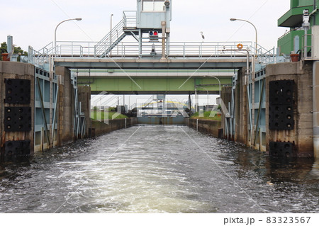 中川運河の中川口通船門 閘室 (名古屋港） 83323567