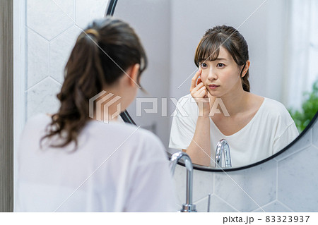 目のトラブルに悩む女性 83323937