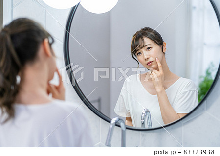 お肌トラブルに悩む女性 お肌トラブルに悩む女性 83323938