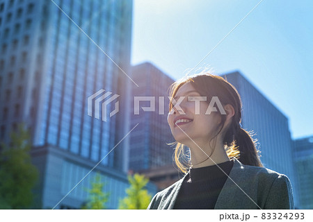 東京丸の内を歩く若い女性 83324293