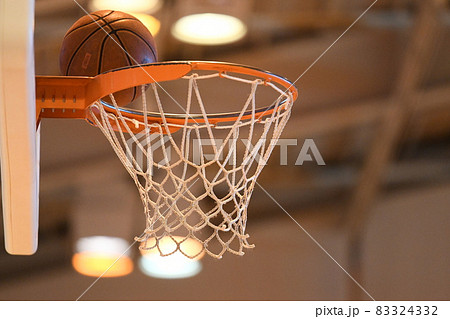 体育館のバスケットボールのゴールとボール 83324332