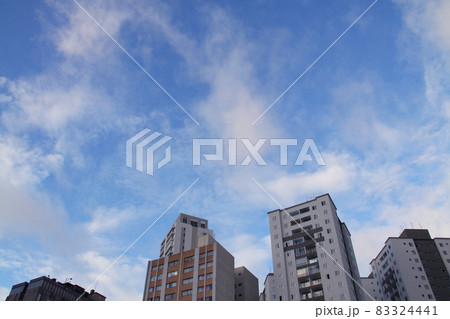 サンパウロの市街風景と青空 ブラジル サンパウロの市街風景と青空 ブラジル 83324441