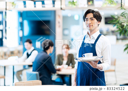 店員　カフェ　スタッフ　撮影協力：Creadisce（丸善雄松堂株式会社） 83324522