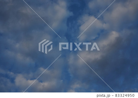 灰色の曇り空 グレーの空と雲 灰色の曇り空 グレーの空と雲 83324950