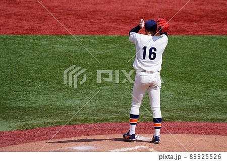 帽子を整える投手 83325526