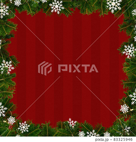 クリスマスっぽい赤いストライプの背景 83325946