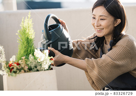 寄せ植え・花の世話を楽しむミドル女性 寄せ植え・花の世話を楽しむミドル女性 83326729